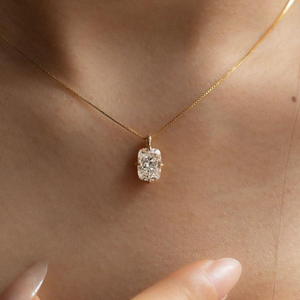 Colgante de Diamante Cultivado en Laboratorio de 1 Quilate, Corte Cojín, Engaste de Cuatro Puntas, Claridad VVS2, Color D, Oro Amarillo de 14K, Bañado en Rodio - Product Image 1