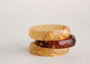 Anillo de Resina Hecho a Mano con Técnica de Fundición, Joyería para el Día de San Valentín por H a CRAFT - Product Image 3