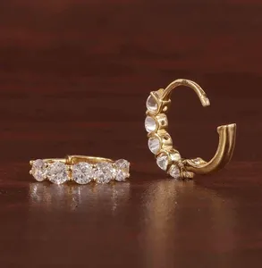 Boucles d'oreilles créoles pour femmes Tishya en or jaune massif 14 carats avec diamants moissanite 3 carats taille ronde, portés à l'intérieur et à l'extérieur de l'oreille - Product Image 4