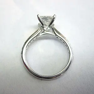 แหวนหมั้นเพชรโมอิสซาไนต์ทรงปรินเซสคัท 3 กะรัต VVS1 ชุบเงินสเตอร์ลิง สไตล์วินเทจ TISHYA DIAMOND - Product Image 2