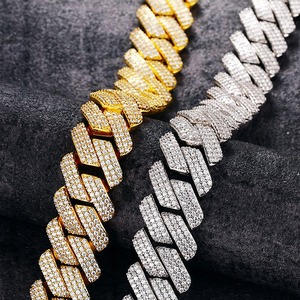 Collar de Eslabones Cubanos de Moissanita de Diseño de Alta Gama para Amantes de la Joyería de Moda Urbana de Lujo, Disponible para la Venta - Product Image 3