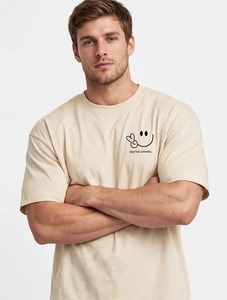 เสื้อยืดแขนสั้นสีเบจสำหรับผู้ชายของ Oneten Apparel ลายการ์ตูนหน้ายิ้มพร้อมสัญลักษณ์สันติภาพ คอกลม - Product Image 5