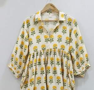 Robe midi formelle pour femme, coupe trapèze simple et naturelle, en coton 100% respirant et écologique, à col en V, imprimé floral fait main par la technique de la sérigraphie, idéale pour le bureau. - Product Image 5