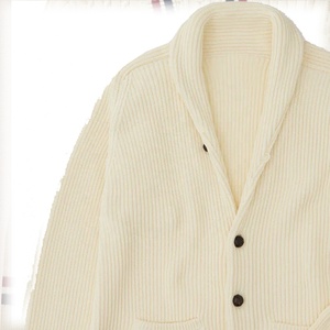 Pull blanc à col en V pour homme, cardigan en tricot crème pour homme avec rayures marine sur les manches, simple boutonnage, pour l'automne - Product Image 4