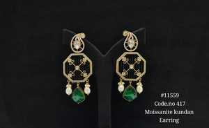 Pendientes colgantes vintage 11559 de Kundan verde con moissanita y perlas, chapados en oro, para mujer, elegantes joyas nupciales. - Product Image 4