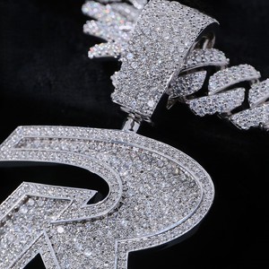 Colgante de Lujo Personalizado con Letra Inicial, Chapado en Rodio, con Incrustaciones de Moissanita Certificada, Plata de Ley 925 - Product Image 3