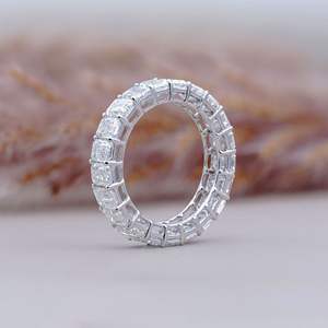 Bague éternelle de luxe sertie de diamants taille émeraude – Alliance de mariage intemporelle en diamant pour femme - Product Image 2