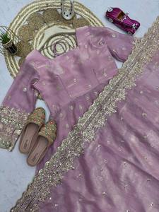 ชุดเดรส Anarkali สีชมพูผ้าไหมปักลายทอง ความยาวปกติ สำหรับงานแต่งงานและงานเลี้ยงแบบดั้งเดิมสำหรับผู้หญิง สามารถใส่ได้สองด้าน ยืดหยุ่นได้ - Product Image 4
