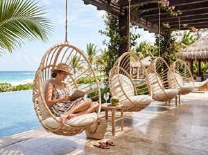 Chaise d'extérieur moderne en rotin et teck, fabriquée de manière durable, chaise suspendue en rotin durable, siège de balançoire de patio avec support - Product Image 4