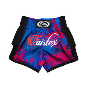 Shorts de boxe thaï Fairtex noir et rouge avec logo brodé, panneaux latéraux en mesh respirant, vêtements d'arts martiaux unisexes pour adultes - Product Image 2