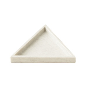 Plateau triangle en marbre Plateau de service au design moderne pour collations, apéritifs ou utilisation décorative dans les maisons et les cuisines - Product Image 1