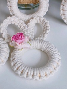 Anillo de servilleta de macramé hecho a mano con forma de conejo, ideal para fiestas infantiles, baby shower y decoración de Pascua, venta al por mayor desde India. - Product Image 1