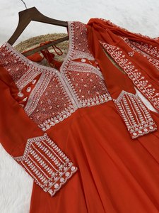 Robe Anarkali élégante et tendance pour femme, en soie zari et broderies, col en V, sans manches, ourlet évasé, longueur au sol, idéale pour les soirées. - Product Image 5
