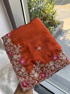 Sari de Diseño para Mujer con Bordado Floral |   Sari Étnico Premium para Fiestas y Bodas con Blusa a Juego |   Sarees Indios al por Mayor - Product Image 3
