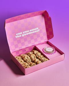 กล่องไปรษณีย์สำหรับเบเกอรี่แบบกำหนดเองจาก Boxit.pk บรรจุภัณฑ์กระดาษสีขาวเกรดอาหารสำหรับส่งเค้ก คุกกี้ และขนม - Product Image 2