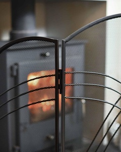 Écran de cheminée en métal Cascade Arc, pliable en trois panneaux, avec maille fine, protection contre les étincelles, protection de sécurité moderne pour foyer - Product Image 2