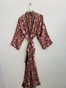 Longue robe kimono en soie style bohème, idéale pour les festivals et comme cache-maillot - Product Image 5