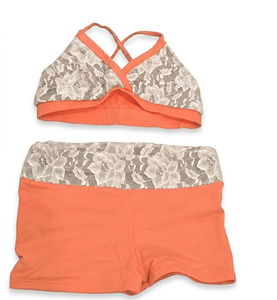Ensemble de sport deux pièces en dentelle pour femme, motif floral, logo frontal, tissu tricoté – Soutien-gorge de sport et short taille haute pour la danse, la gym et le yoga - Product Image 1