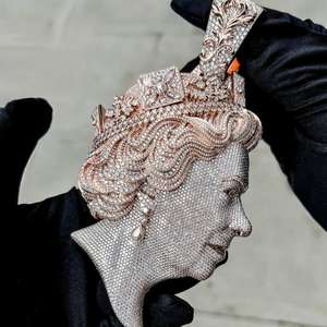 Colgante Conmemorativo Personalizado de la Reina, con Incrustaciones Completas de Moissanita VVS, Pasa la Prueba del Diamante, Colgante Pesado de Plata Maciza, Joyería - Product Image 4