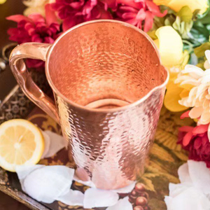 Ensemble de carafes en cuivre pour une esthétique de cuisine rustique, ensemble métallique pour le stockage de l'eau avec verres, vaisselle de cuisine durable et réutilisable - Product Image 1