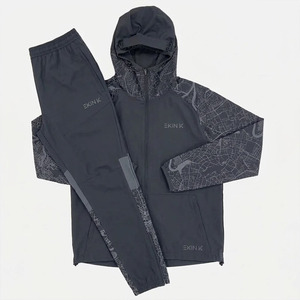 Conjunto Deportivo Informal Negro Unisex 2025, con Logotipo Personalizado, Dos Piezas, Chaqueta con Capucha y Cremallera, Pantalones Deportivos, Cortavientos - Product Image 1