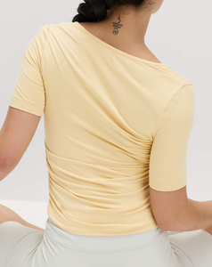 เสื้อครอปแขนสั้นคอกลมสีพื้นสำหรับผู้หญิง ทรงปกติ ใส่ได้ทุกฤดู เสื้อลำลองลายพิมพ์ ราคาถูก MOQ ต่ำ - Product Image 3