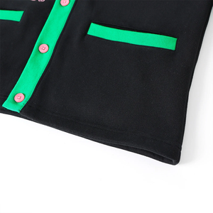 Cardigan universitaire unisexe en polaire noire, col en V, tricoté, décontracté pour l'hiver, avec accents verts et roses et lettres grecques brodées - Product Image 3