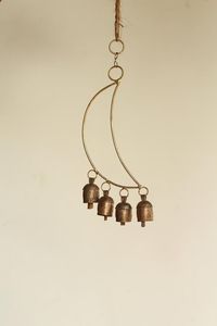 Cloche décorative en métal élégante pour la décoration de la salle à manger et du salon, avec un design moderne et élégant - Product Image 4