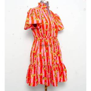 เดรสทรงเอไลน์สไตล์โบฮีเมียนเรียบง่าย ผ้าฝ้ายพิมพ์ลายดอกไม้สำหรับฤดูร้อน ทรงหลวมสบายๆ ตกแต่งกระดุม แขนสั้น ผ้าธรรมชาติ - Product Image 5