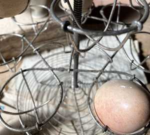 Canasta Porta Huevos de Metal Hecha a Mano, Solución de Almacenamiento para Cocina Estilo Rústico - Product Image 6