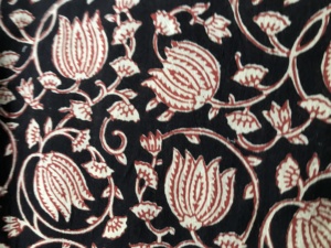 Tela de Algodón Estampada a Mano al por Mayor – Tela de Algodón India con Diseño Floral de Enredaderas en Negro y Rojo para Prendas de Vestir y Textiles - Product Image 2