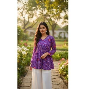 Présentation de hauts courts élégants et décontractés pour femmes en tissu Georgette Bandhej, vêtements occidentaux élégants pour la collection de mode moderne. - Product Image 1