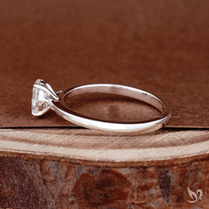Anillo de Compromiso con Diamante Ovalado Pequeño, Oro Sólido de 10K, Diamante Cultivado en Laboratorio, Certificado IGI, Joyería Nupcial Minimalista y Elegante - Product Image 4