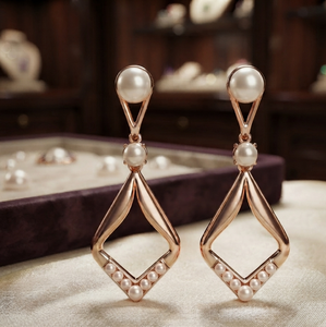 Pendientes Colgantes Geométricos de Oro Rosa con Perlas y Baño de Rodio para Fiesta, Boda o Regalo - Product Image 1