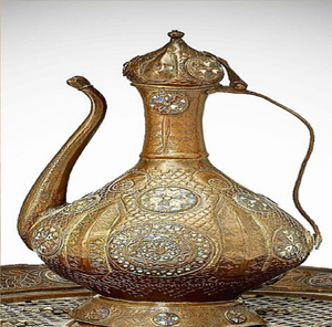 Exquise surahi antique en laiton, ornée d'un magnifique travail d'incrustation turquoise sur son corps à motifs. Disponible en gros. - Product Image 1