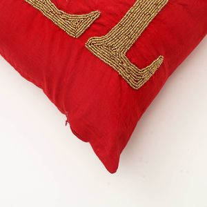 Cojín Decorativo Artesanal con Cuentas Rojas de Navidad, 24x16, para la Temporada Navideña - Product Image 3