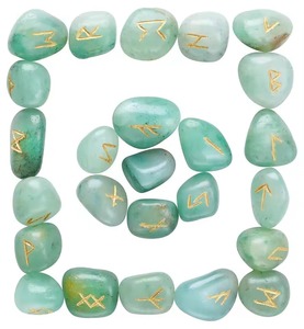 Pierres de jade vertes gravées de symboles Futhark, forme irrégulière, pierres précieuses polies, objet d'art de collection, cristal roulé fait main - Product Image 1