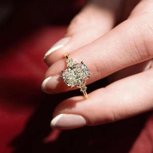 Bague de fiançailles minimaliste en argent sterling 925 avec moissanite taille coussin allongée de 2,50 carats, sertie à griffes, pour anniversaire - Product Image 5