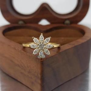 Anillo de compromiso floral de oro amarillo con racimo de diamantes marquesa, elegante banda de aniversario, regalo de joyería nupcial vintage - Product Image 1