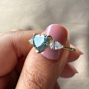 แหวนเพชรโมอิสซาไนต์สีน้ำเงินรูปหัวใจสามเม็ด ประดับด้วยเพชร สำหรับทุกเพศ ทำจากเงินแท้ 925 เหมาะสำหรับเป็นแหวนแต่งงานสุดเซอร์ไพรส์สำหรับเจ้าสาว - Product Image 2