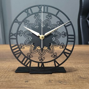 Horloge de table en métal noir découpée au laser, design contemporain, pour la décoration intérieure et la décoration de chambre d'hôtes, fabriquée à la main en Inde - Product Image 6