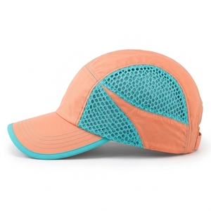 Gorras deportivas versátiles diseñadas con una construcción ligera, tela de secado rápido y un estilo moderno para ropa deportiva. - Product Image 2