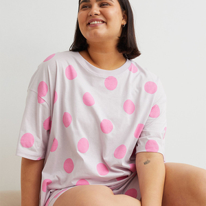 Conjunto de 2 Piezas para Mujer, Verano, Top Corto sin Mangas y Tirantes, Pantalones Cortos hasta la Rodilla, Poliéster/Algodón, Ropa de Dormir Informal, Logotipo Personalizado - Product Image 5