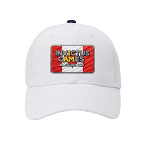 Casquette Snapback 6 panneaux structurée unisexe avec trous découpés au laser, logo en caoutchouc silicone, visière plate, casquette de baseball pour le sport et le hip-hop - Product Image 1