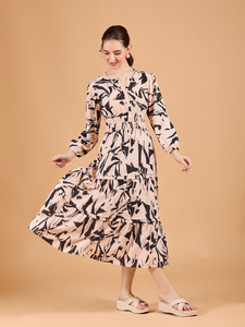 เดรสพิมพ์ลายสีพีช ทรงพอดีตัว คอวี แขนยาว ความยาวปานกลาง ชายกระโปรงบาน ขนาดและทรงพอดีตัว - Product Image 4