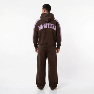 Ensemble survêtement streetwear pour homme, marron foncé et lavande, avec sweat à capuche zippé et pantalon large, détails de clous contrastants sur les manches, personnalisable OEM ODM - Product Image 2