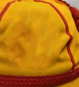 Casquette sportive en velours jaune avec logo personnalisé, bordure tressée rouge et pompon – Casquette de récompense pour le cyclisme et les étudiants - Product Image 3