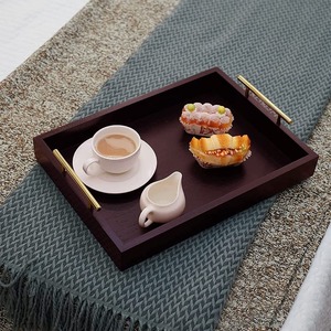 Plateau de service rectangulaire en bois et métal, écologique et durable, avec poignée dorée, design moderne et luxueux pour la maison, l'hôtel et la table. - Product Image 1