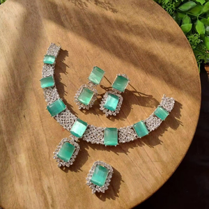 Exquisito conjunto de collar choker de filigrana de oro afgano con piedra central verde esmeralda, detalles de rubí y gotas de perlas. - Product Image 1