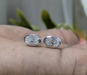 Boucles d'oreilles clous Lurba Jewels en or blanc 14 carats massif, serties de moissanite ovale 2 carats, style vintage chrétien, pour fiançailles, fêtes et mariages - Product Image 3